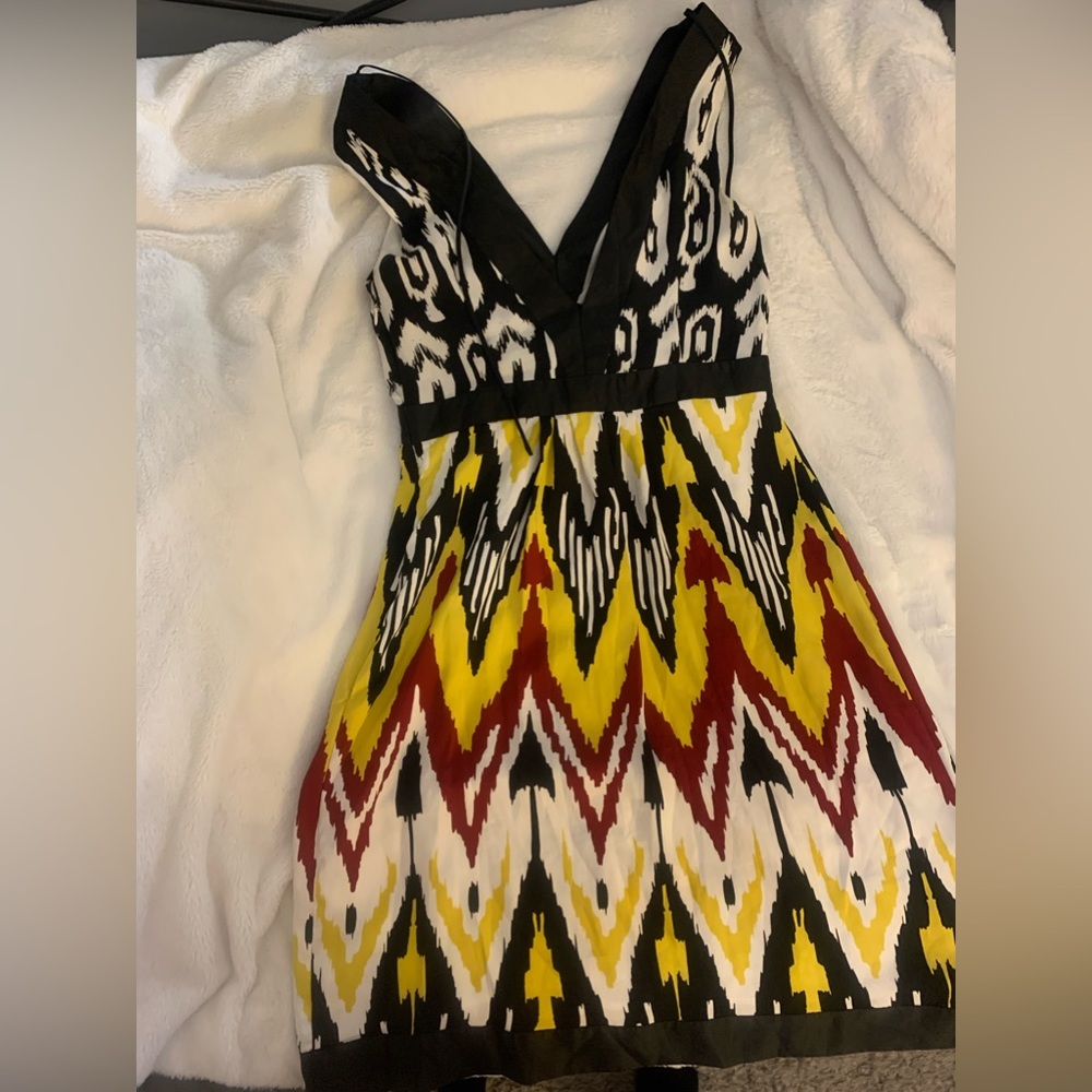Abstract summer sleeveless dress. Size 4 with zipper on the side.Watch video